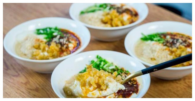 豆腐脑在家就能做，2把黄豆做4碗，如果冻般滑嫩爽口，早餐必备