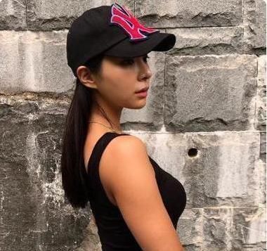 42岁阿姨坚持健身,和女儿像“姐妹”,网友评为“最性感妈妈”