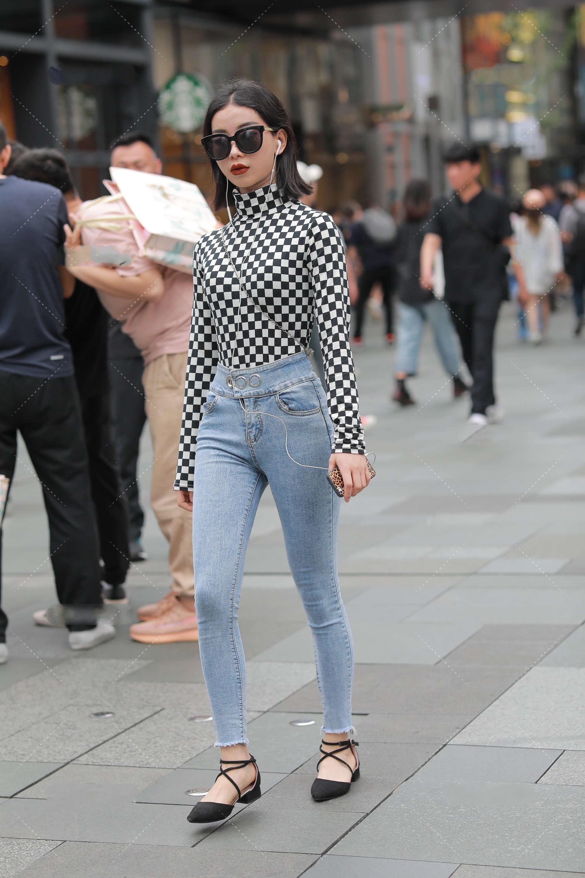 牛仔裤|黑白格上衣搭配浅蓝色牛仔裤, 炫酷清新, 个性时髦