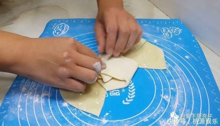 烙饼这么做太香了,开水一烫,张张柔软又劲道,学会天天不起早