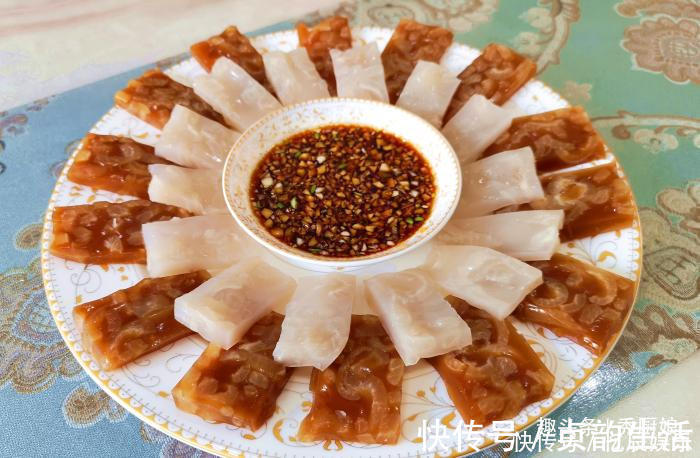 做猪皮冻时，焯水后直接煮就错了，教你一招，猪皮清澈透亮还不腥