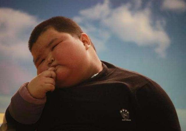 垃圾食品|有种饿叫“姥姥觉得你饿”,女儿待老家3个月,胖到宝妈认不出