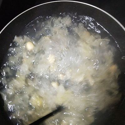 莲子银耳羹|牛奶银耳莲子羹