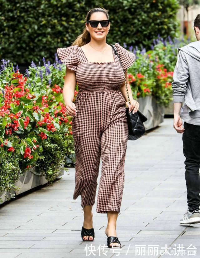 看起来很|凯莉·布鲁克穿格子连身裤优雅大方,脚踏拖鞋清爽自在