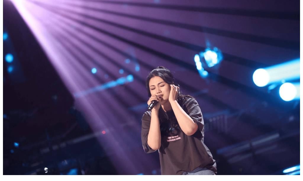 終于，《中國好聲音》在播出十周年之際把節(jié)目做成了低配版《超女快男》