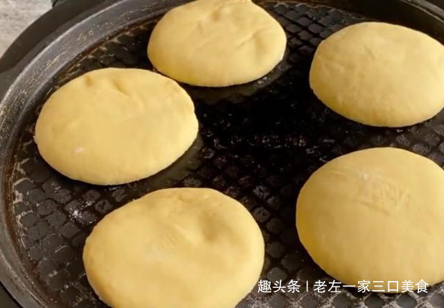 宅在家里做美食，玉米面粗粮发面饼，一压一个，柔软细腻口感好