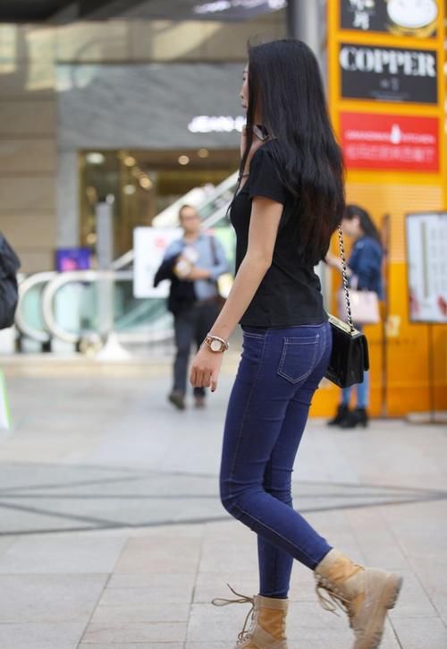 短袖|黑色短袖搭配紧身牛仔裤,小姐姐这身搭配很时髦,这身材太显高了