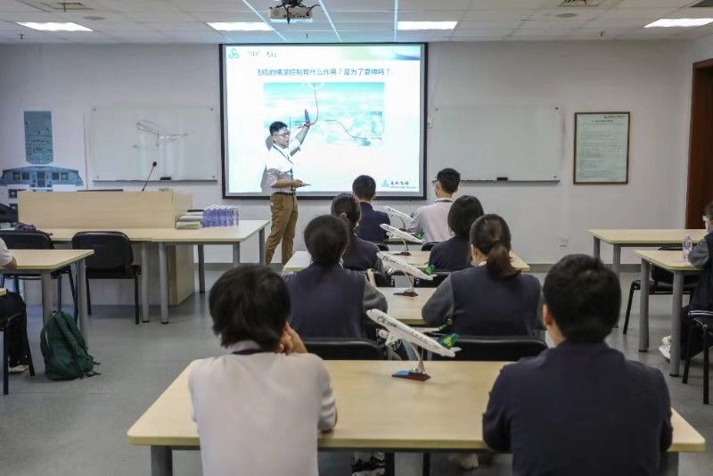 点燃未来飞行梦想！春秋航空和复旦大学附属中学开展校企合作