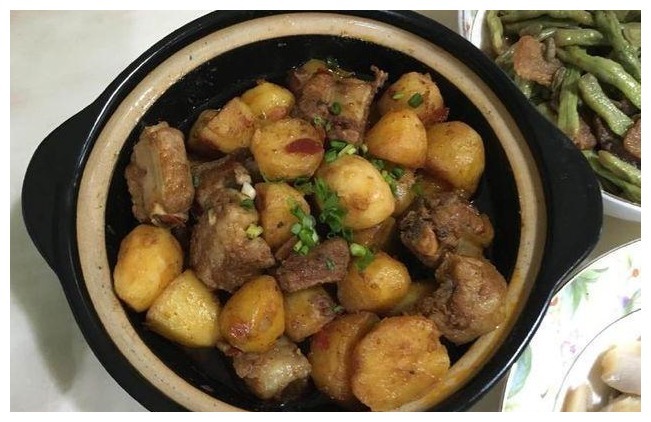 岳父母来家里做客，当天我特意做一桌菜招待，饭后岳母夸我厨艺好