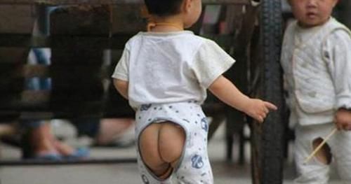 孩子|奶奶嫌天热给孙子穿开裆裤,却把娃坑进了医院,医生不怕断后吗