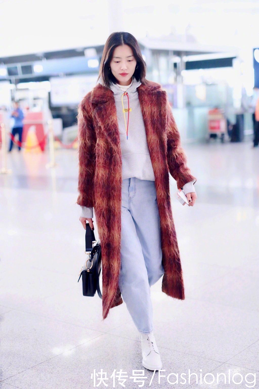 降温突袭，寒风中瑟瑟发抖？毛呢大衣穿起来，时尚又保暖