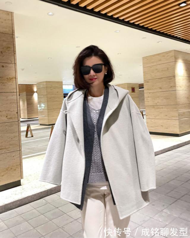 这身造型 这才是50岁+阿姨最美的冬季穿搭,真实随意不装嫩,时尚又显年轻
