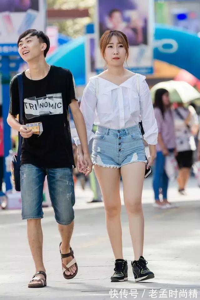 美女 街拍:身材丰满穿牛仔短裤的大白腿性感美女