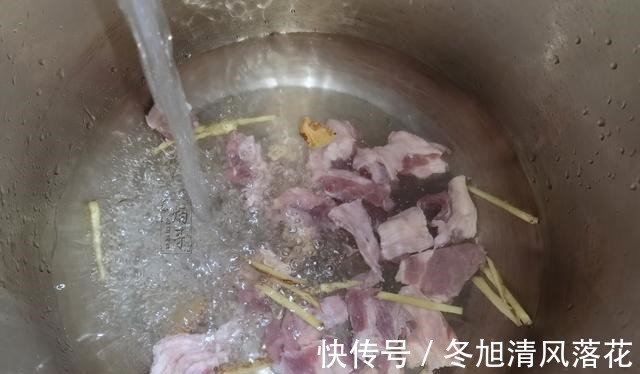 美味|入秋后,有钱没钱,多给家人做这汤吃,切块高压锅一炖,营养美味!