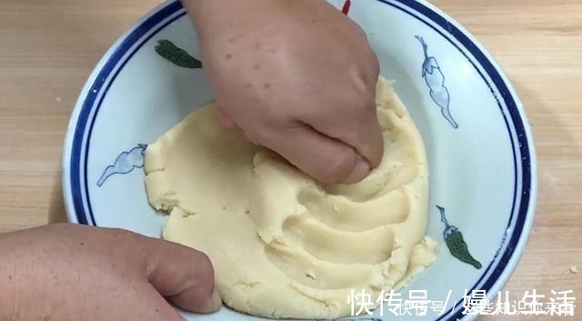 玉米油|教你做绿豆糕，甜而不腻，酥香掉渣，孩子爱吃，简单一次就成功