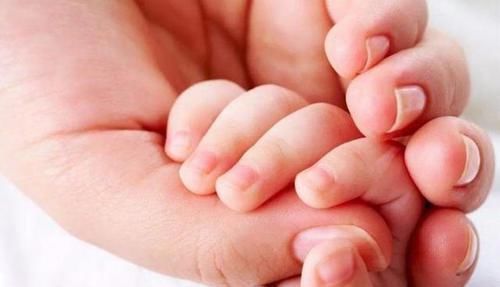 新生儿|助产大夫被新生儿“碰瓷”,网友调侃这么记仇,长大后不好惹