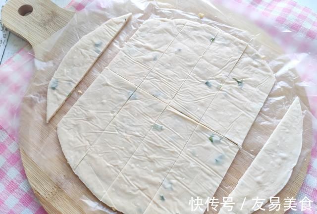 手抓饼花样吃法,简单省事,15分钟端上桌,层次分明,当早餐最好