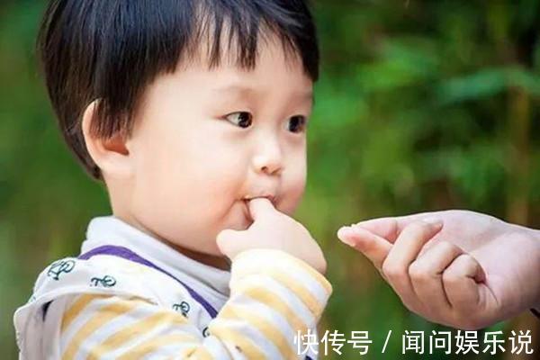 小宝宝|为什么宝宝喜欢吃手,很多父母不知道该不该管,科学的答案在此