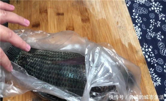 干净|才发现刮鱼鳞这么简单,只需一个塑料袋,快速又干净,一秒光溜溜