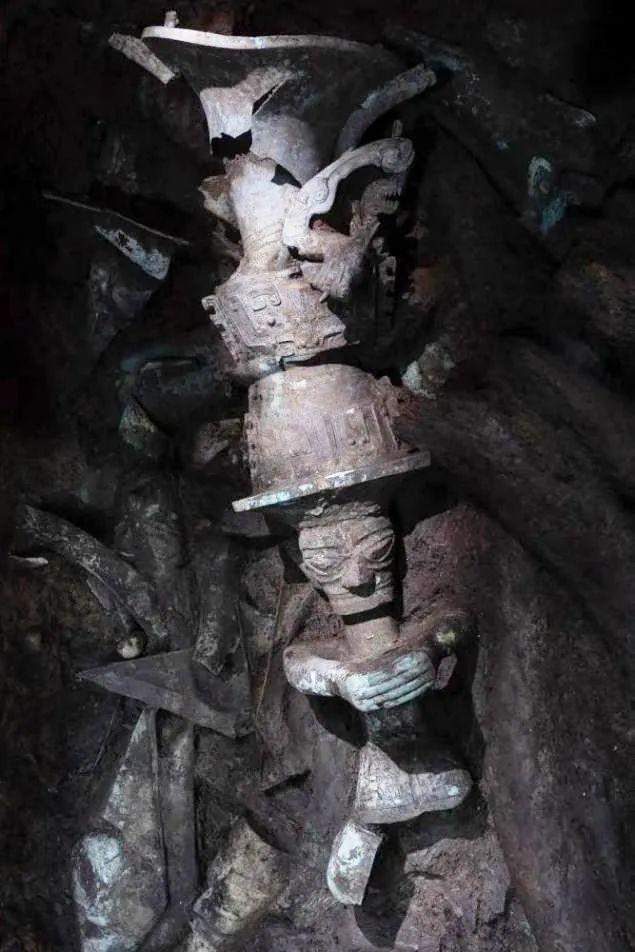 三星堆|三星堆出土青铜小立人,它手持飞鸟,真能破解大立人的持物之谜吗