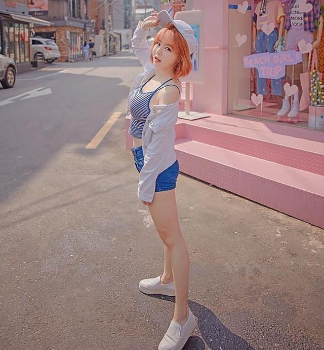 吊带背心|短发少女街拍,牛仔短裤,穿出你纯纯的清秀气质