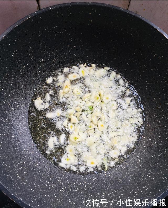 西红柿炖豆腐，美味特下饭，汤汁泡米饭，熊孩子能吃两大碗！