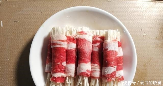 金针菇是一种简单美味的开胃菜下饭,满足一个人的渴望