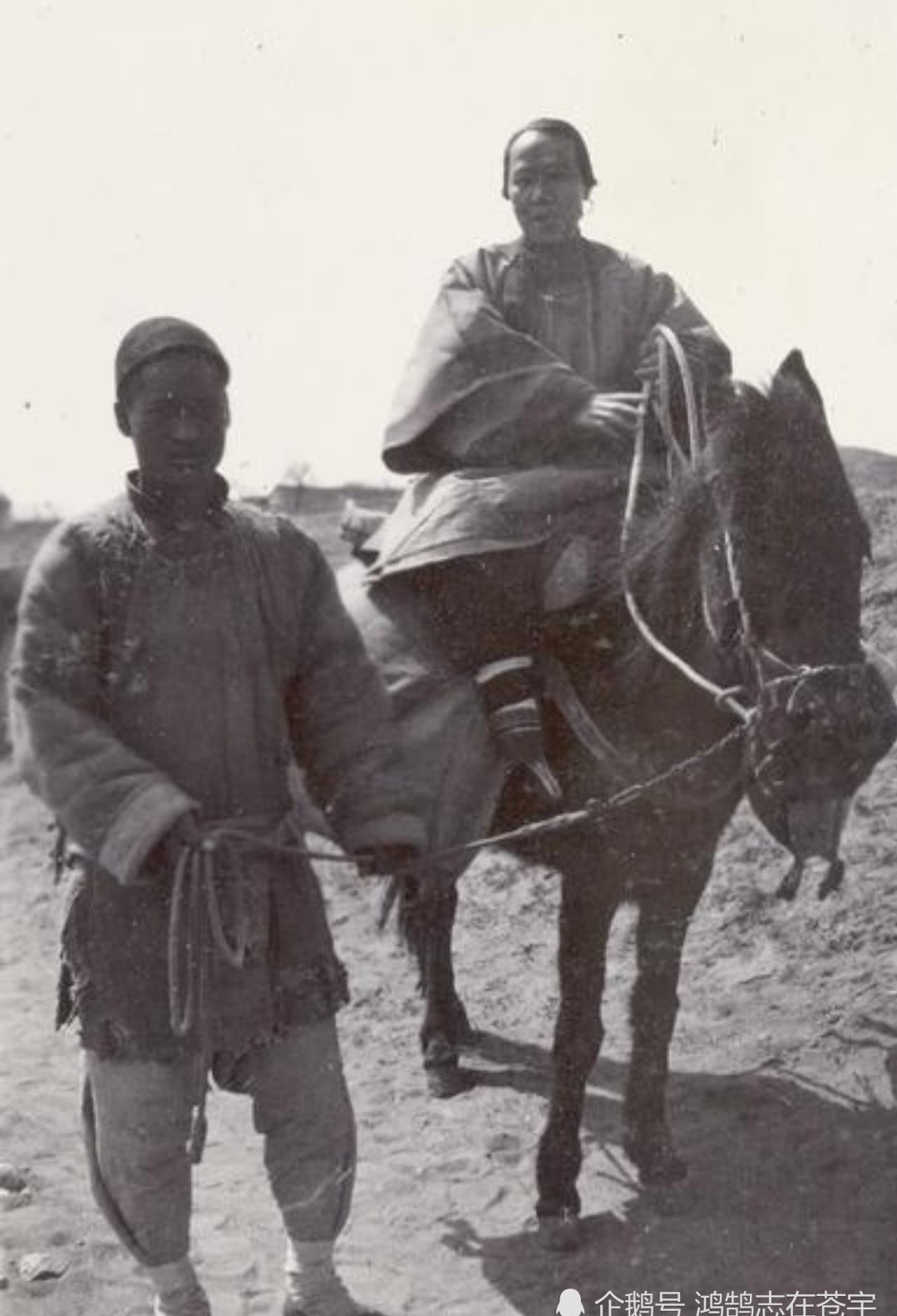 照片|清末罕见照片,小妾在正妻面前噤若寒蝉,图九男子挂两张虎皮练摊