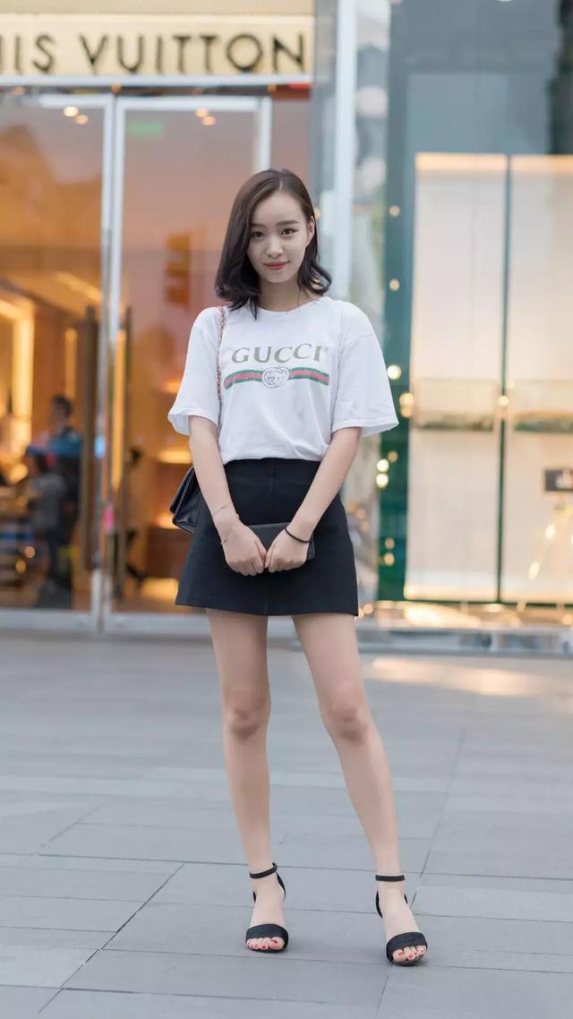 街拍:兰质蕙心的小姐姐,一条碎花连衣裙,青春活力气息