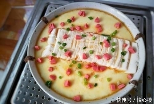 豆腐里打入两个鸡蛋,简单蒸一蒸,鲜嫩爽滑,营养健康特解馋