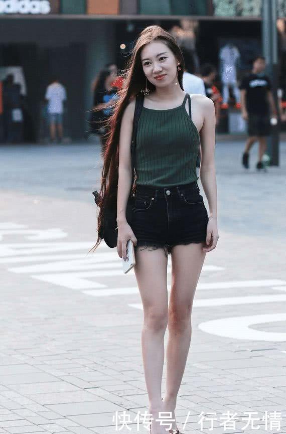 辣妈|街拍:这么一位女人味十足的辣妈美女,一颦一笑令人难忘