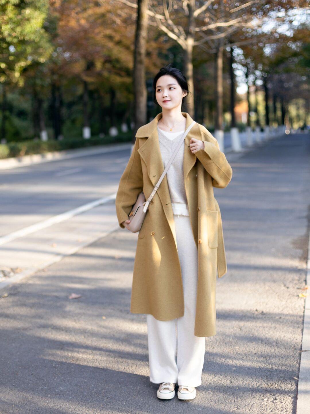 大衣 冬日氛围感穿搭指南,姜黄色大衣配白色阔腿裤,慵懒又随性!