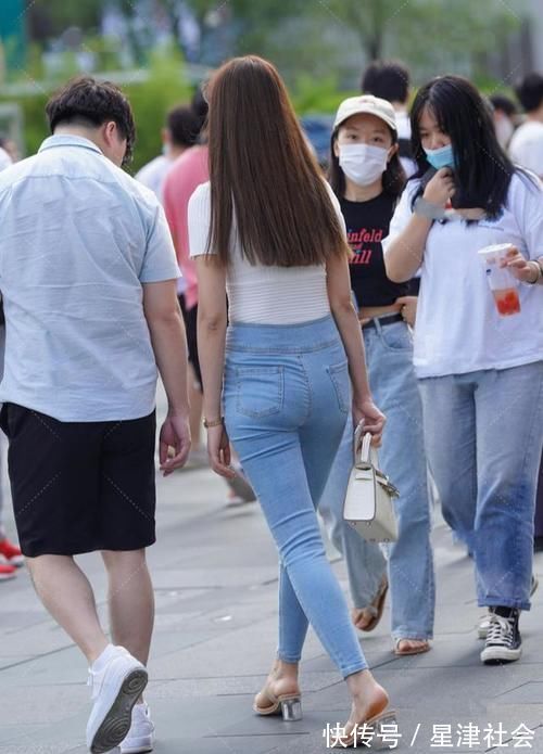 牛仔裤 想穿得时尚又随意,方法很简单,短袖加牛仔裤就可以