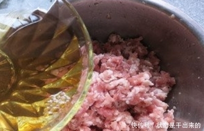 鲜嫩|做酸菜饺子时，掌握调馅技巧和用料，饺子鲜嫩多汁，越吃越好吃！