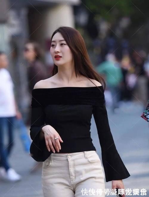 牛仔裤 一字肩上衣搭配牛仔裤,能很好的绽,展现出腰身比例