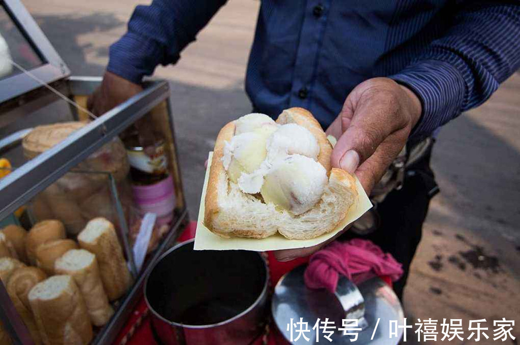 男童|男童胃里惊现一团胶水，经查明是吃了这种零食，网友花钱坑孩子