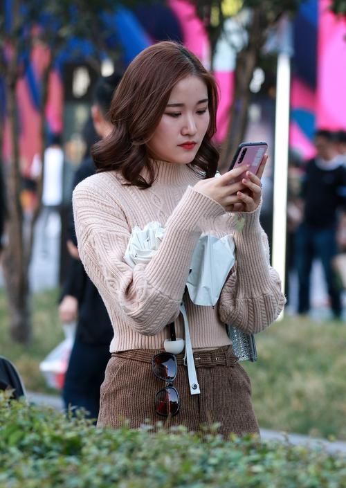 简单设计针织上衣，搭配黑色长筒靴，轻松优雅