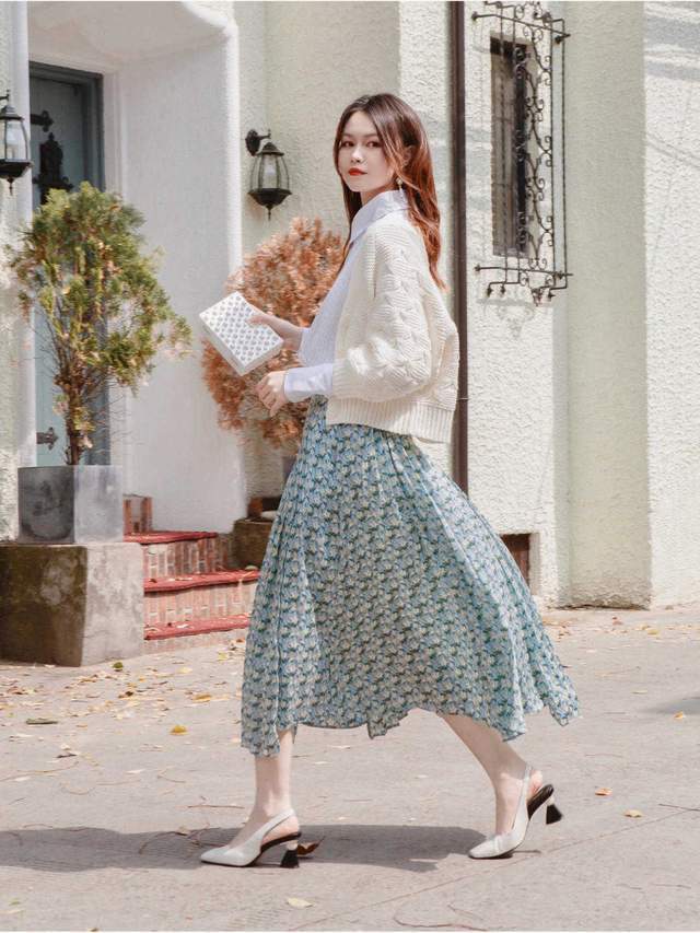 搭配|今年秋天有种穿搭火了,叫“毛衣配半身裙”高级优雅,简直太美了