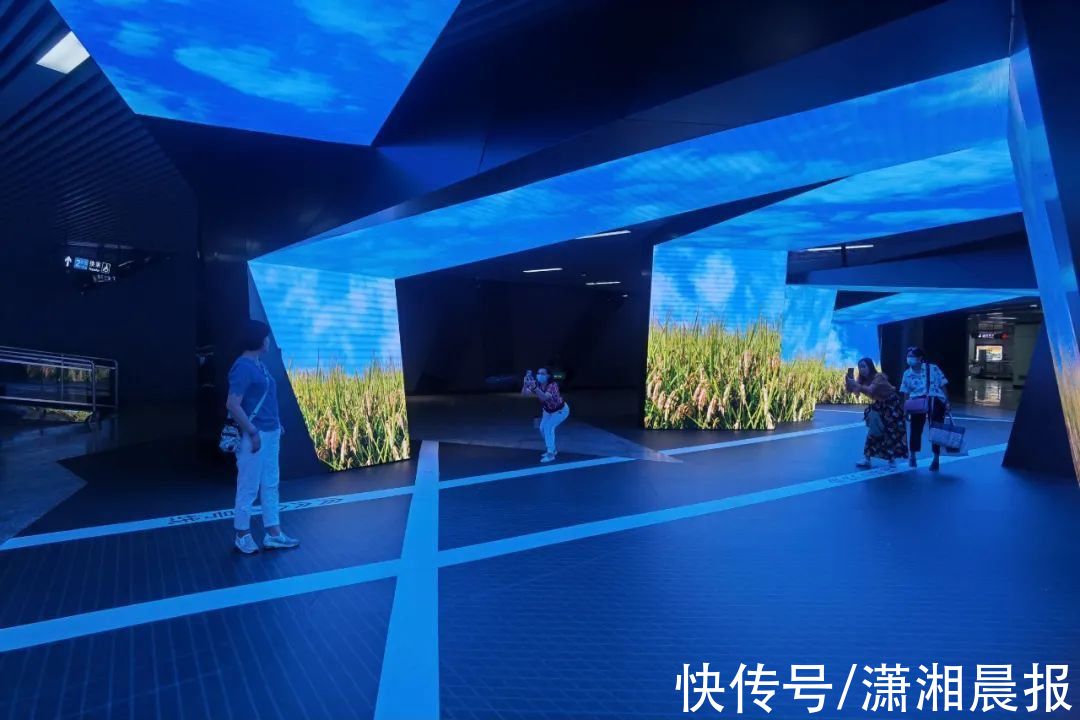 艺术展#点亮星城快乐之光，一万次微笑亮相长沙地铁数字艺术馆