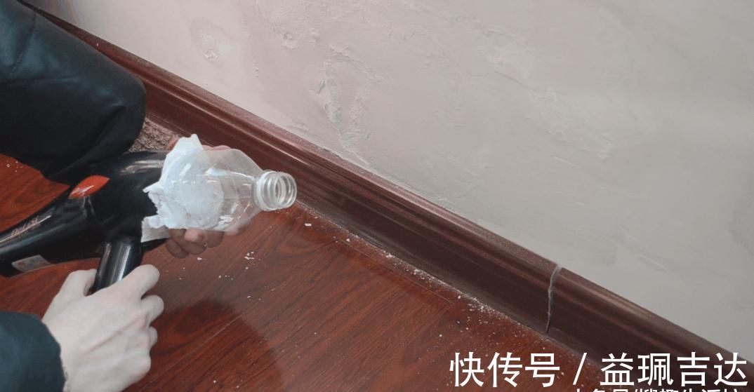 塑料瓶上粘张纸巾, 没想到还有这妙用, 解决了家家户户都困扰的难题