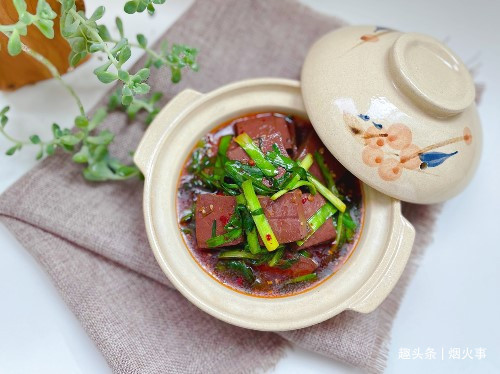 鸭血别只涮火锅两分钟教你韭菜烧鸭血，3块钱炒一盘，美味又下饭