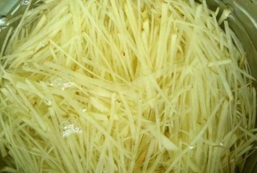 酸辣土豆丝直接下锅炒就错了，炒之前多加一步，土豆丝更爽口