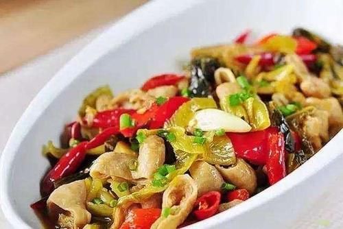  美食优选：酸菜烧肥肠，葱爆黑木耳，西红柿鸡蛋炒面的做法