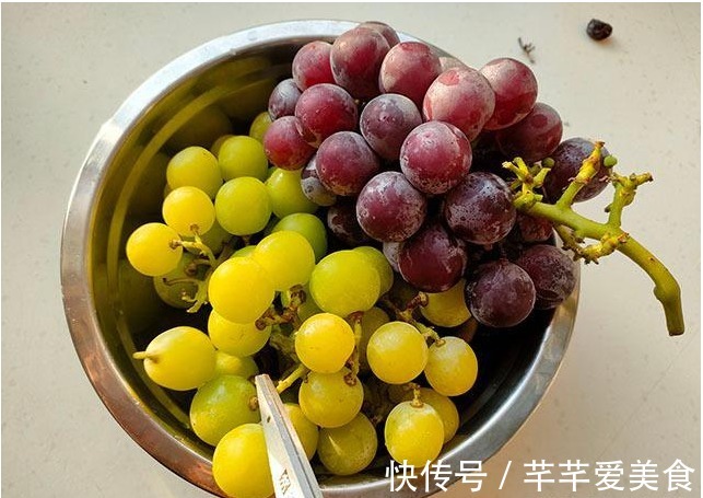 洗葡萄时，有人放面，有人放盐，都不对，教你正确洗法，皮都能吃