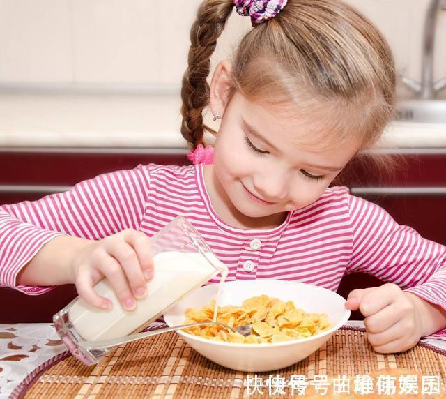 牛奶|张文宏:提高孩子免疫力很重要,要多喝牛奶,家长会选了吗