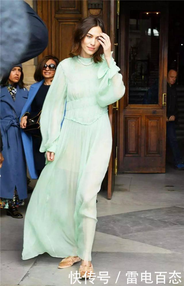 过了45岁的女人少穿“黑白灰”!要多穿这5种颜色,减龄还高级