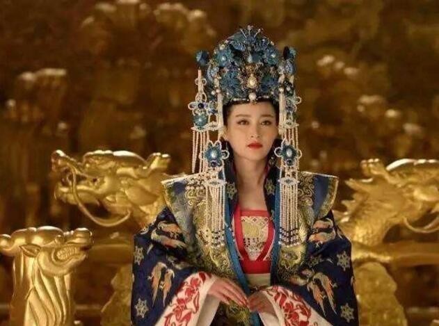 苦劝|宽厚皇帝突然提出要废后,大臣苦劝,皇帝竟眼圈一红:她打我