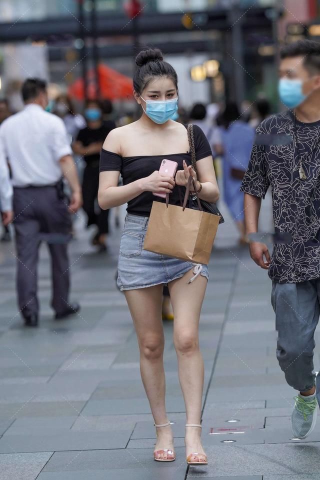 肩式|肩宽的姑娘，可以选择斜肩短袖搭配牛仔包臀裙，勾勒出柔美线条