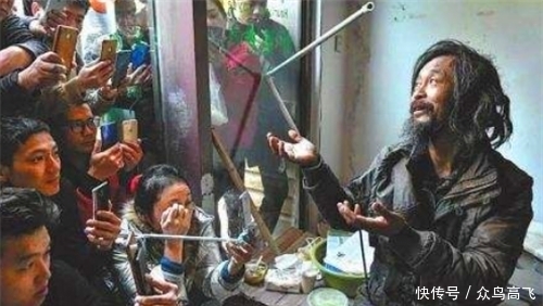  流浪汉|“流浪大师”沈巍现场秀书法，10个字卖了9万，网友：当代颜真卿