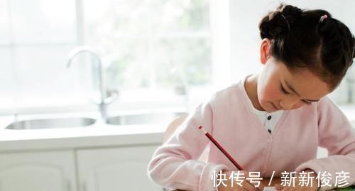 老师|9岁男孩写“印刷体”,网友怒赞当代王羲之,老师却说:影响成绩